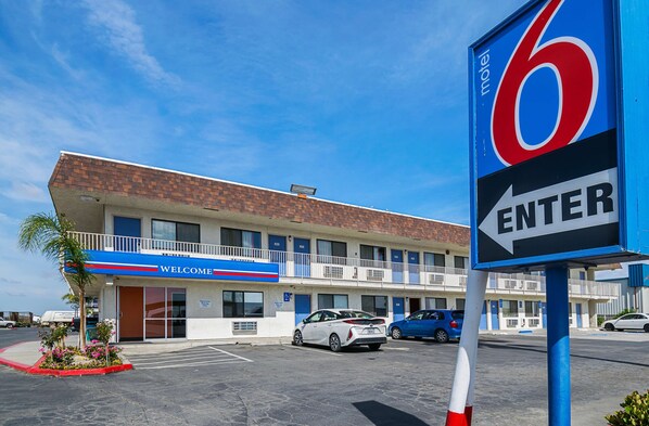 Property entrance - Motel 6 Lost Hills, CA (Lost Hills)