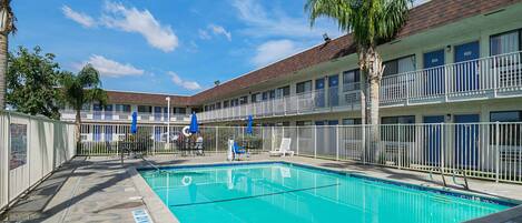 حمّام سباحة خارجي