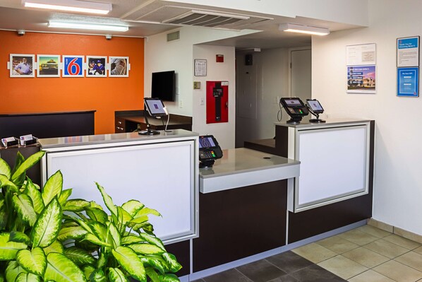 Lobby - Motel 6 Porterville, CA (Porterville)