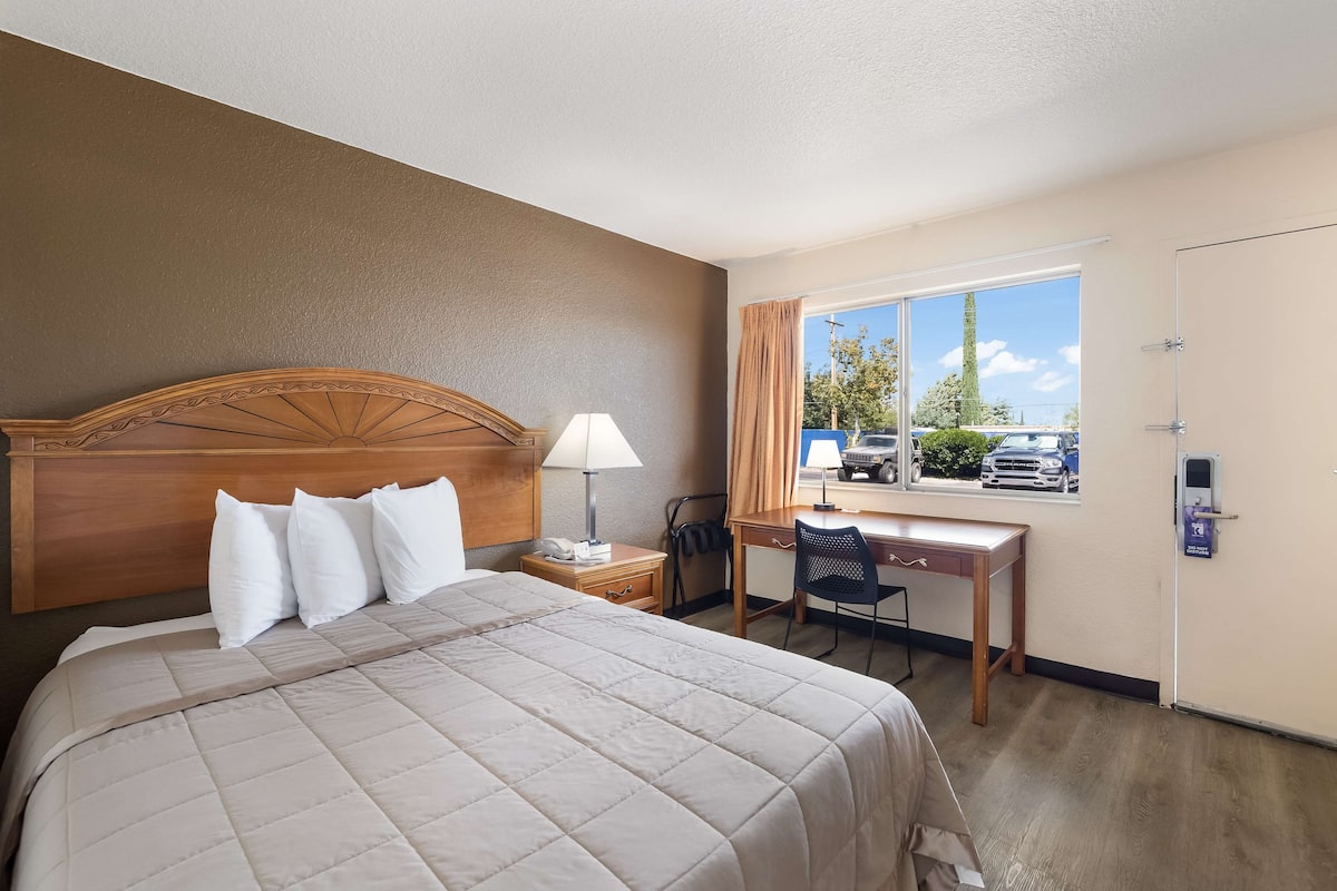 Room, 1 Queen Bed, Accessible | Desk, blackout drapes, free WiFi, bed sheets