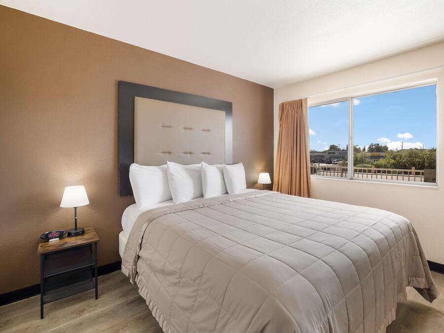 Escritorio, cortinas blackout, wifi gratis y ropa de cama