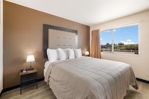 Room, 1 King Bed | Desk, blackout drapes, free WiFi, bed sheets