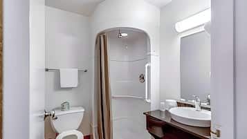 Combined shower/tub, towels