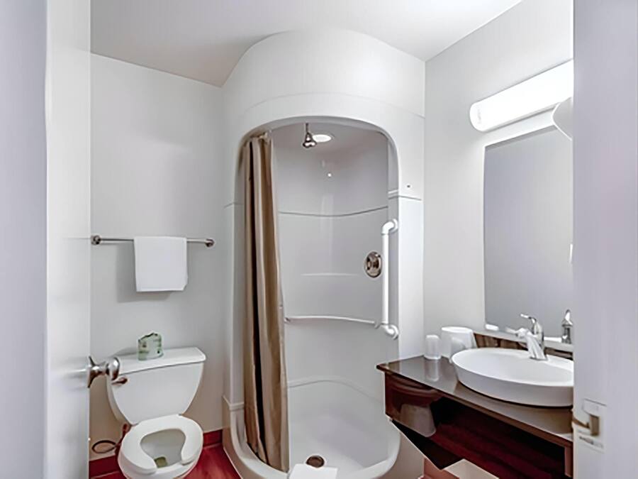 Combined shower/bathtub, towels