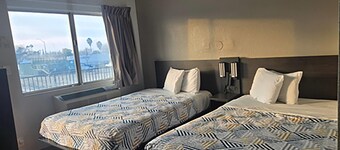 Super 8 by Wyndham Tracy