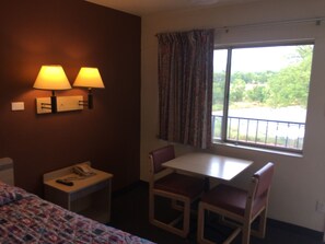 加厚床垫、特色家居、办公桌、笔记本电脑工作区