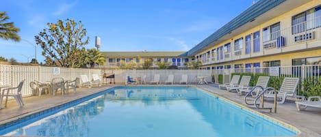 Piscina externa sazonal