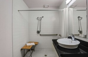 Salle de bain accessible aux personnes à mobilité réduite