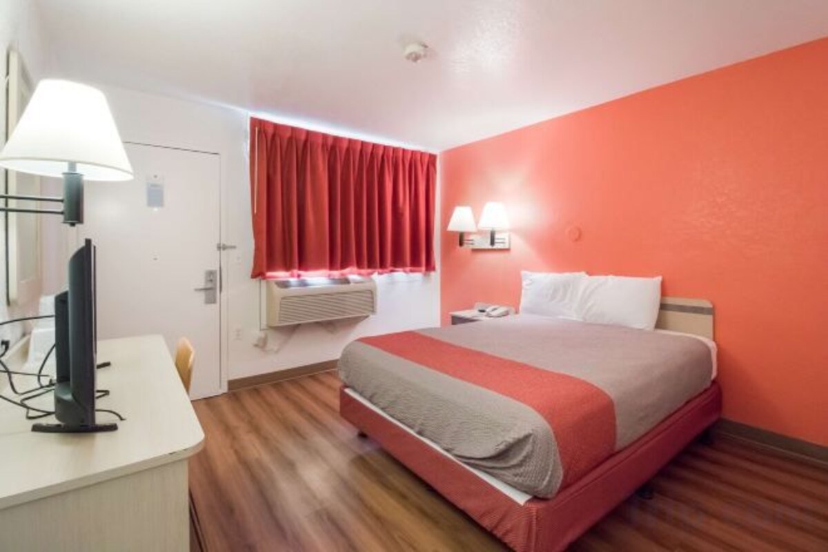 1 Queen Bed | Mob Acc Ri Shwr Nsmk Micfridg