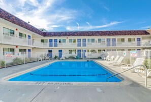 Outdoor pool - Motel 6 Moses Lake, WA (Moses Lake)
