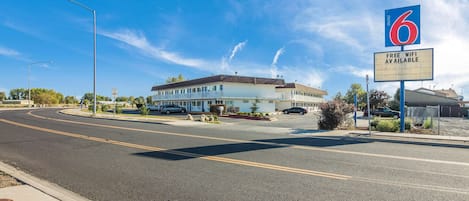 Un motel con un letrero que indica disponibilidad de WiFi gratuito.