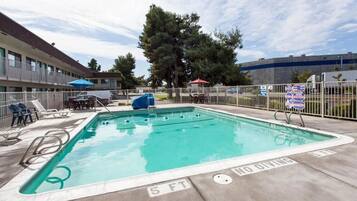 Kolam renang outdoor