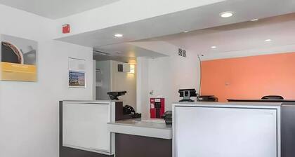 Super 8 by Wyndham Turlock