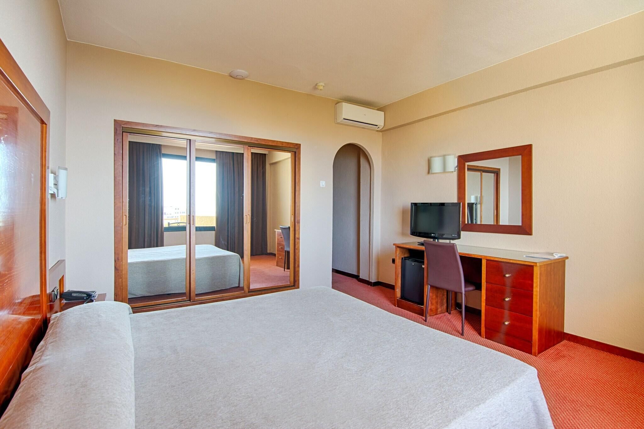 Minibar, coffres-forts dans les chambres, Wi-Fi gratuit, draps fournis