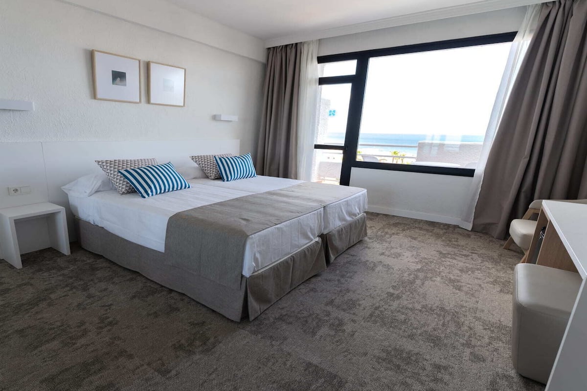 Minibar, caja de seguridad en la habitación, wifi gratis y ropa de cama
