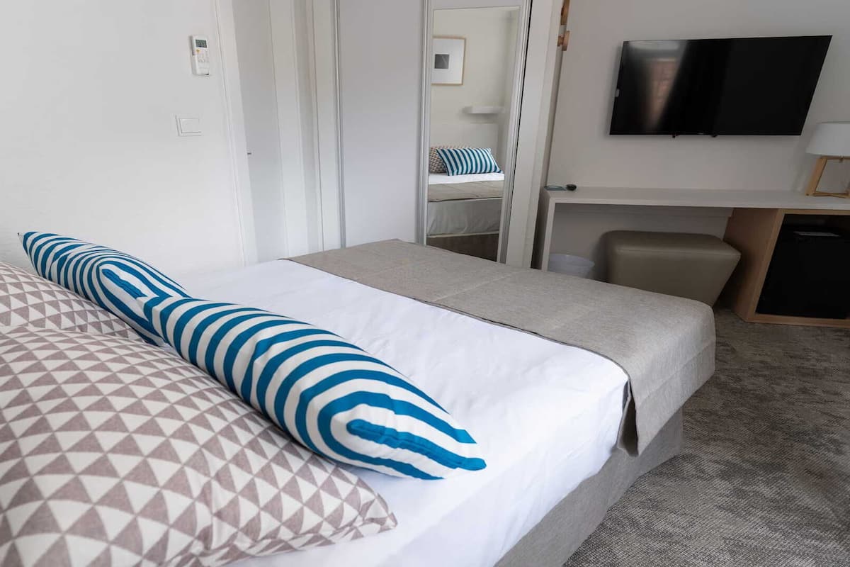 Minibar, caja de seguridad en la habitación, wifi gratis y ropa de cama