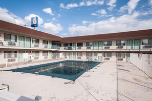 Outdoor pool - Motel 6 Green River, UT (Green River)