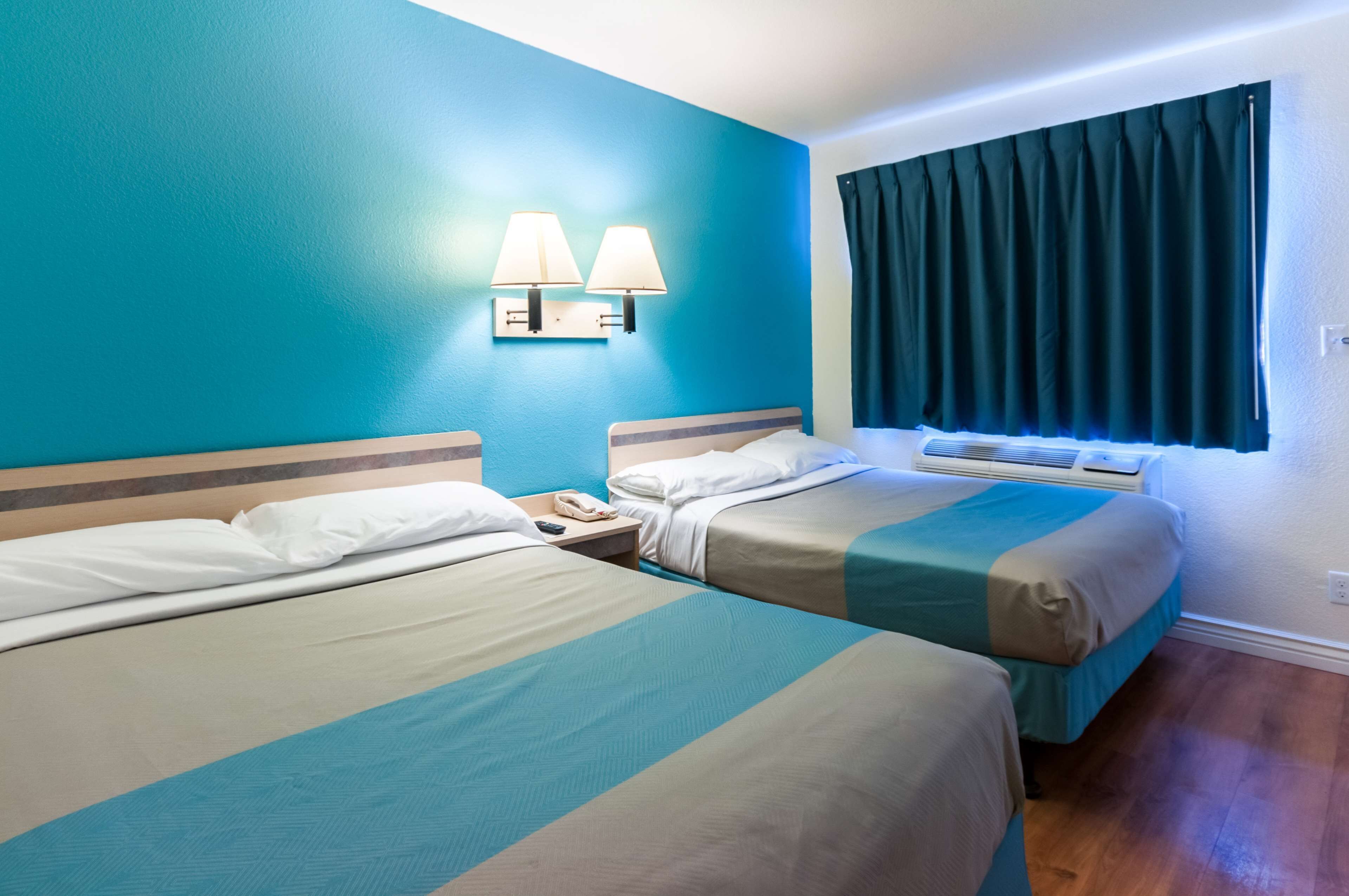 書桌、免費 Wi-Fi、床單