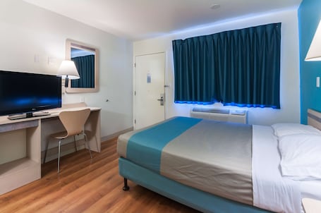 Escritorio, wifi gratis y ropa de cama