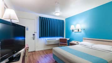 Escritorio, wifi gratis y ropa de cama