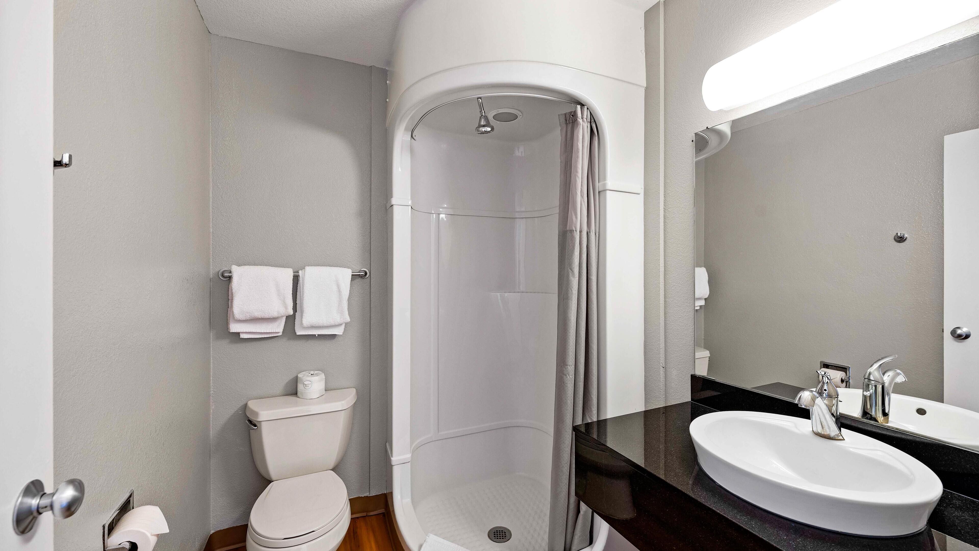 Combined shower/tub, towels