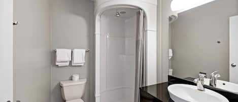 Combined shower/tub, towels