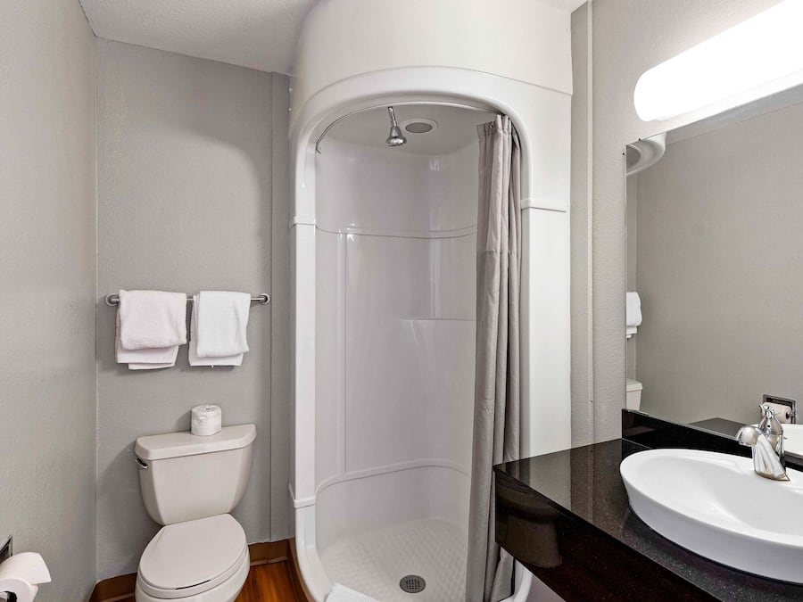 Ensemble douche/baignoire, serviettes fournies