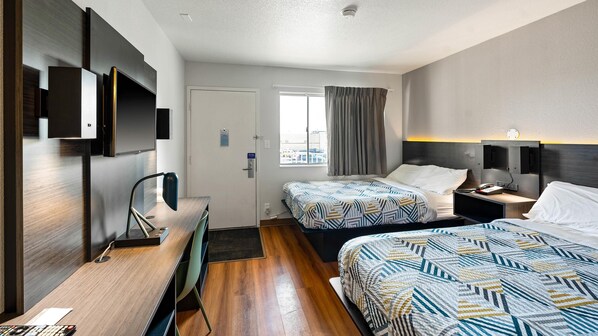 Habitación estándar, 2 camas matrimoniales, para no fumadores | Escritorio, wifi gratis y ropa de cama 