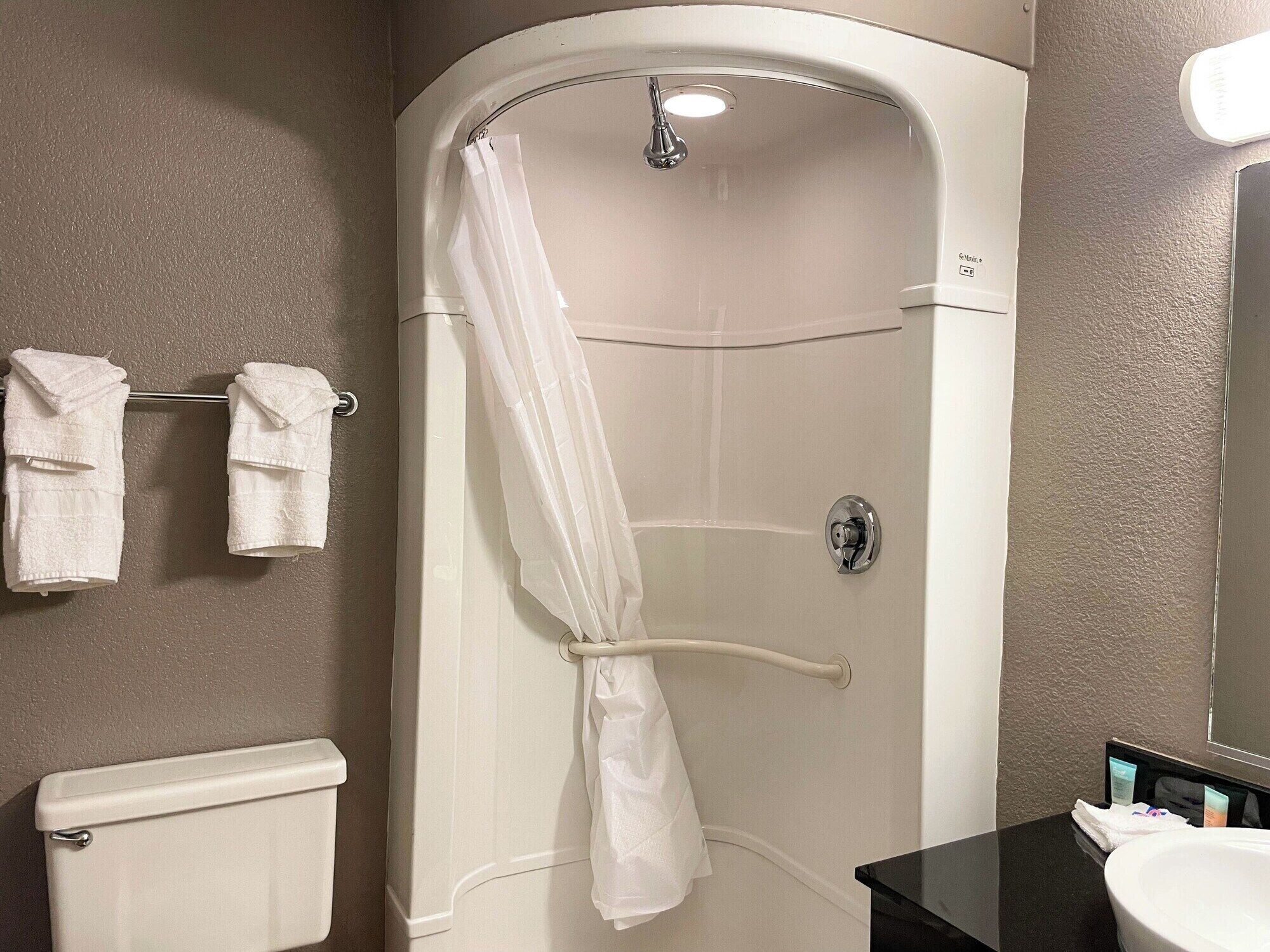 Un baño con ducha, inodoro y lavabo.