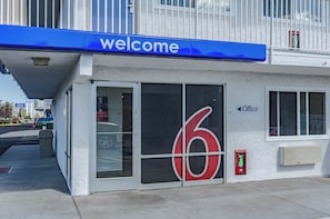 Reception - Motel 6 Cheyenne WY (Cheyenne)