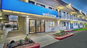 Front of property - Motel 6 Palmdale, CA (Palmdale)