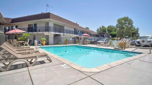 Outdoor pool - Motel 6 Palmdale, CA (Palmdale)