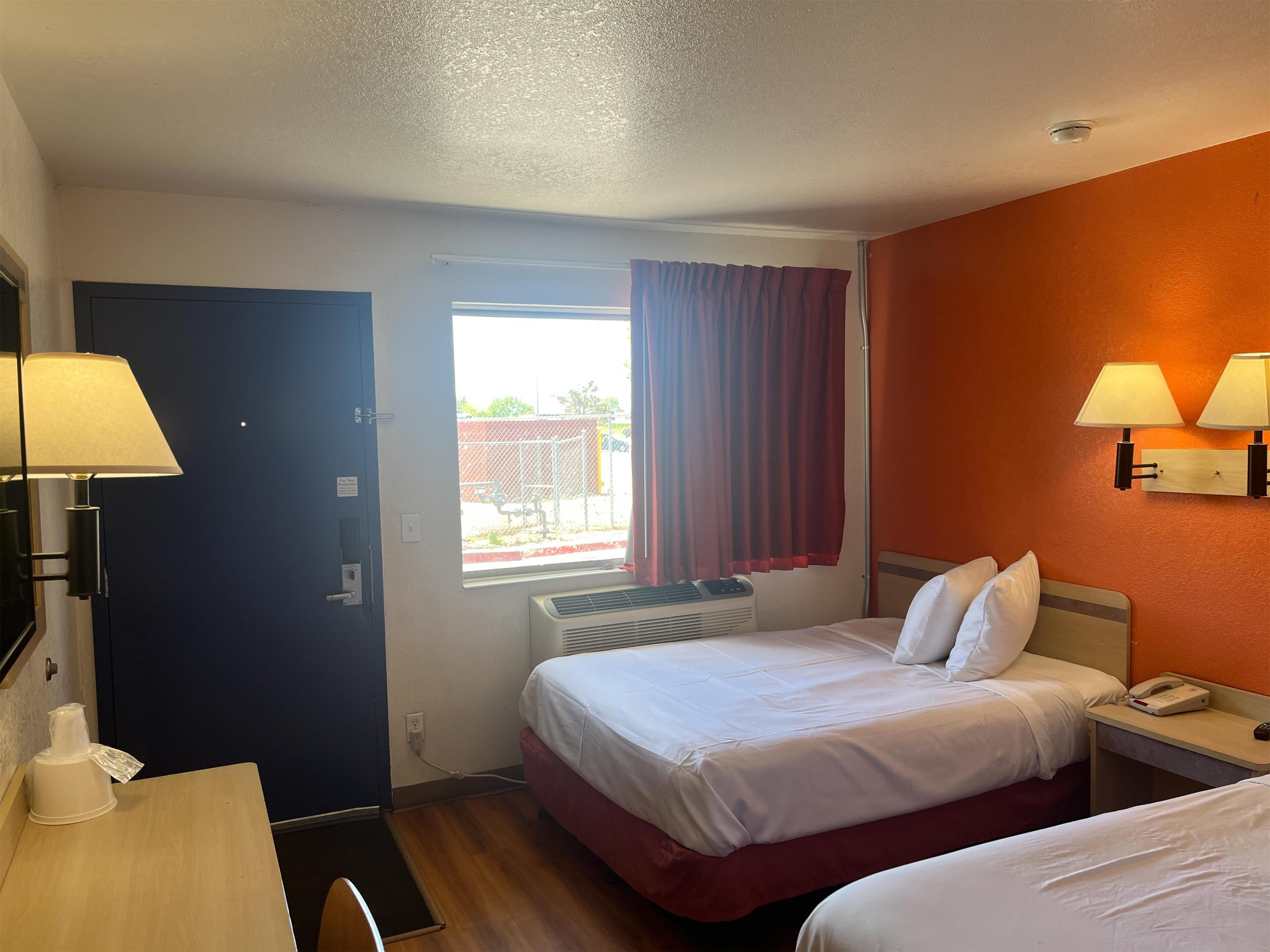 WiFi (無料)、ベッドシーツ