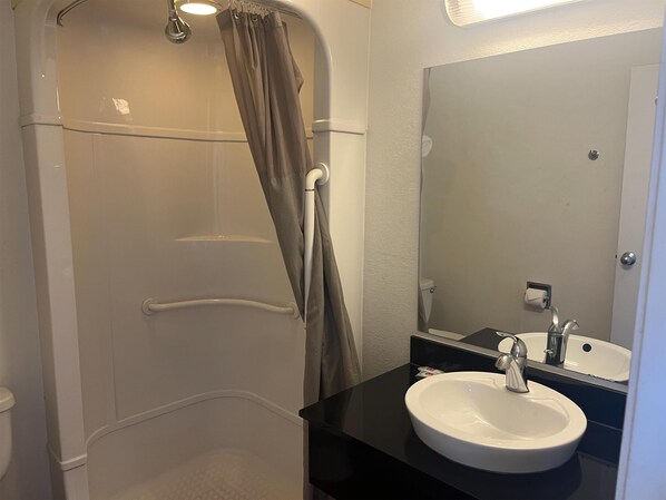 Combined shower/tub, towels, toilet paper - Motel 6 Fort Collins, CO (Fort Collins)