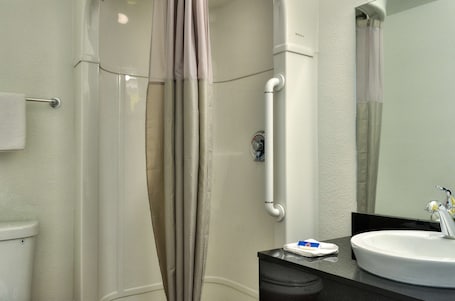 Shower, free toiletries, hair dryer, towels. Motel 6 – Santa Nella, on I-5