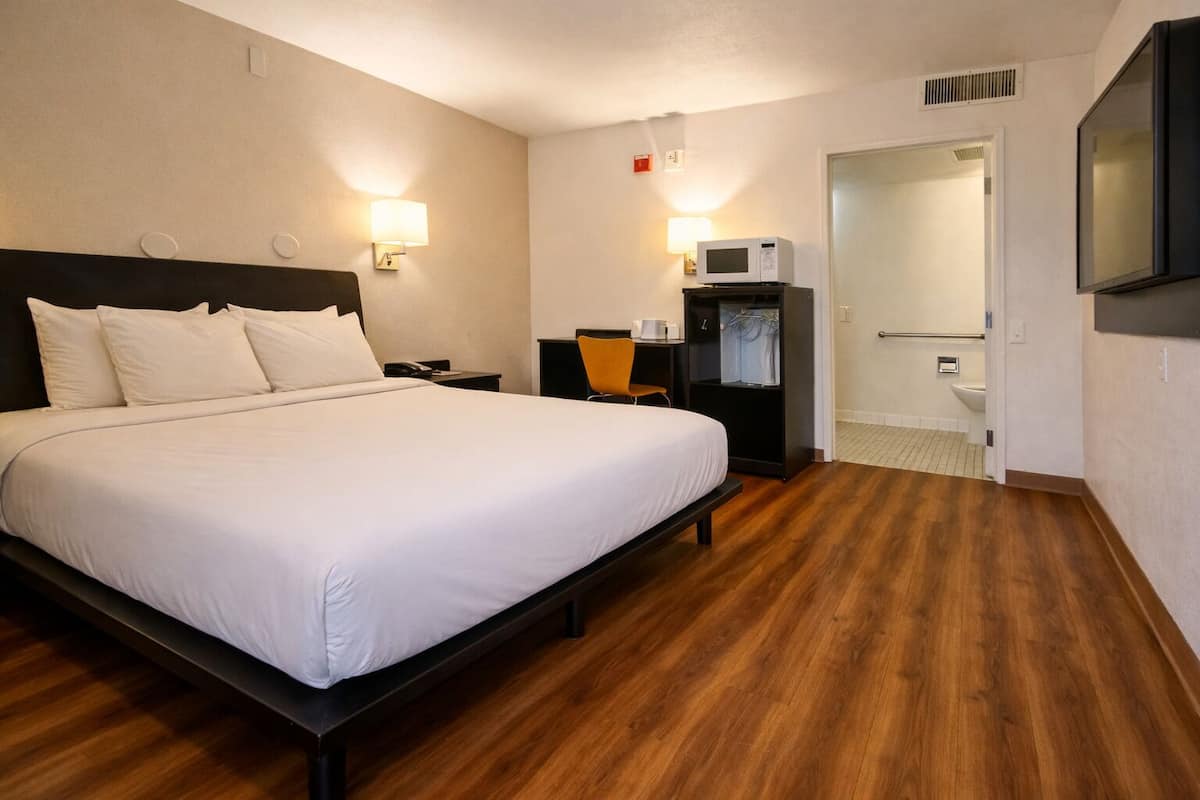 Rideaux dâobscurcissement, fer et planche Ă repasser, literie fournie