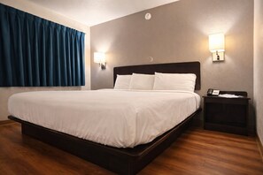 Verduisterende gordijnen, een strijkplank/strijkijzer, beddengoed