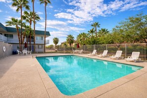 Outdoor pool - Motel 6 Blythe, CA (Blythe)
