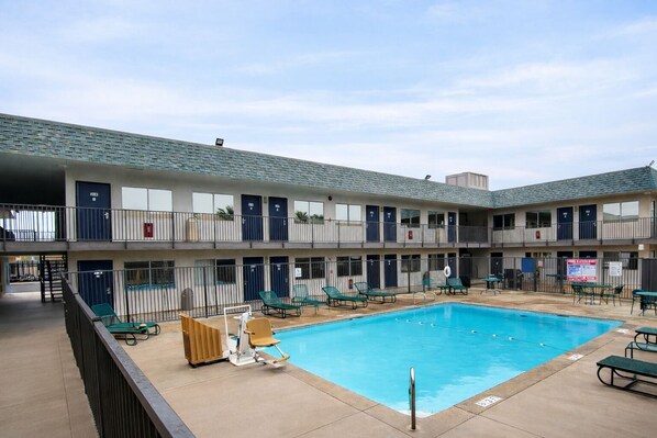 Outdoor pool - Motel 6 Blythe, CA (Blythe)