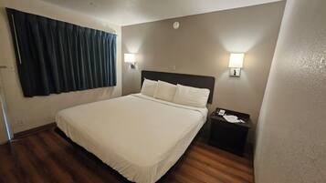 Rideaux occultants, fer et planche à repasser, draps fournis