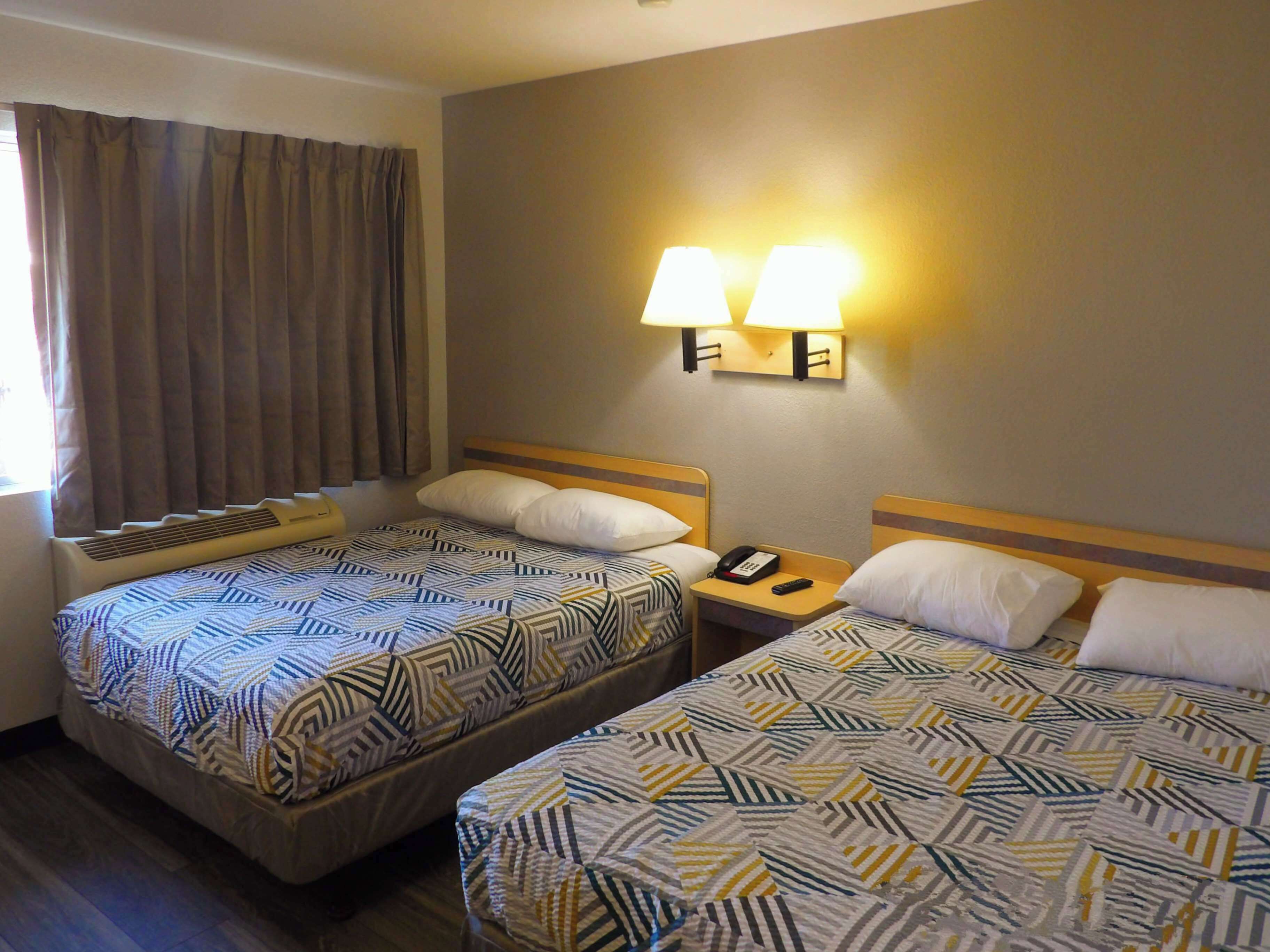 Escritorio, wifi gratis y ropa de cama 