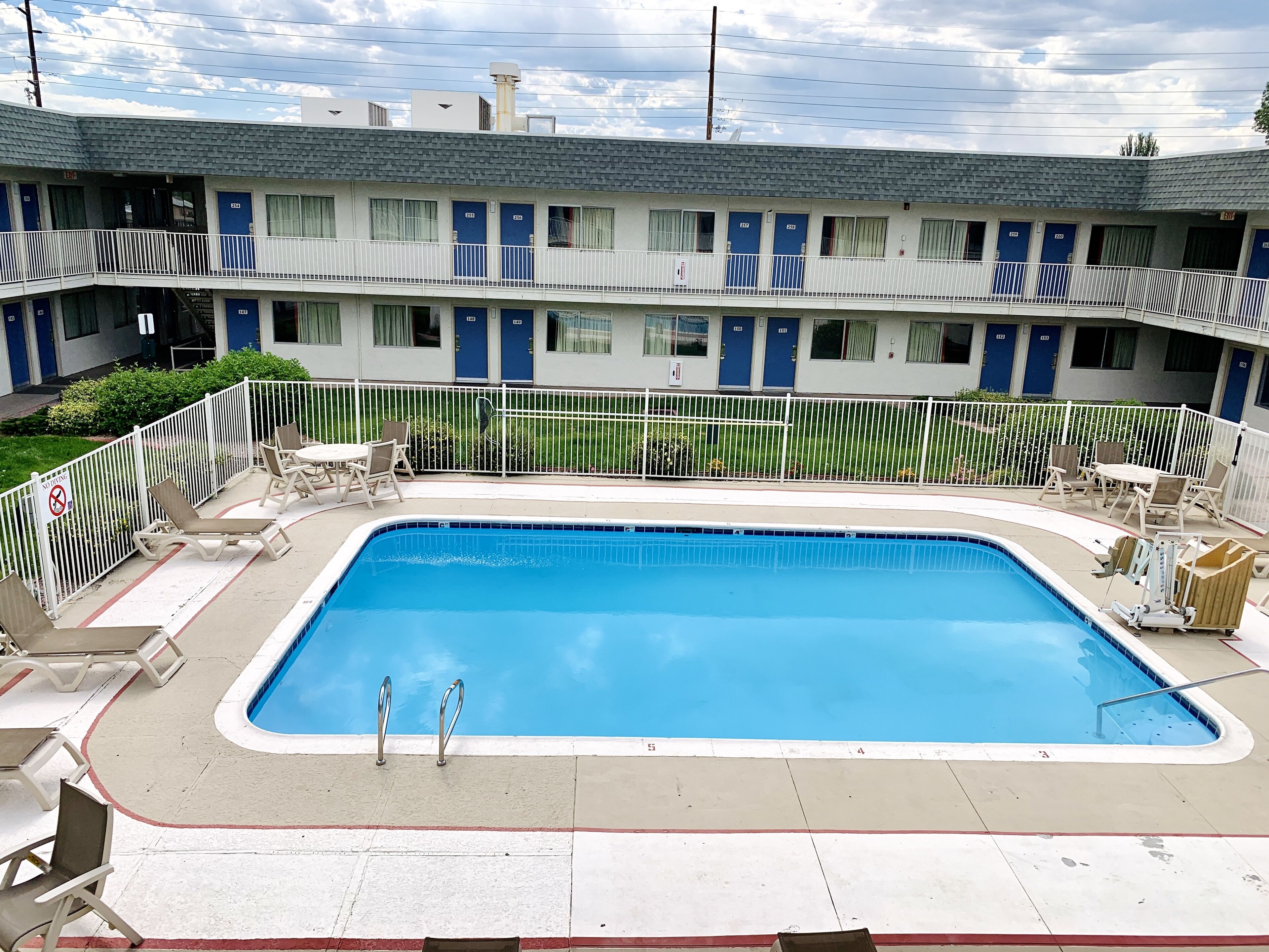 Kolam renang outdoor musiman