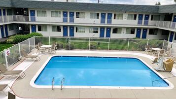 Kolam renang outdoor musiman