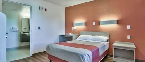 Skrivebord, skrivebord for bærbar PC, wi-fi (inkludert) og sengetøy