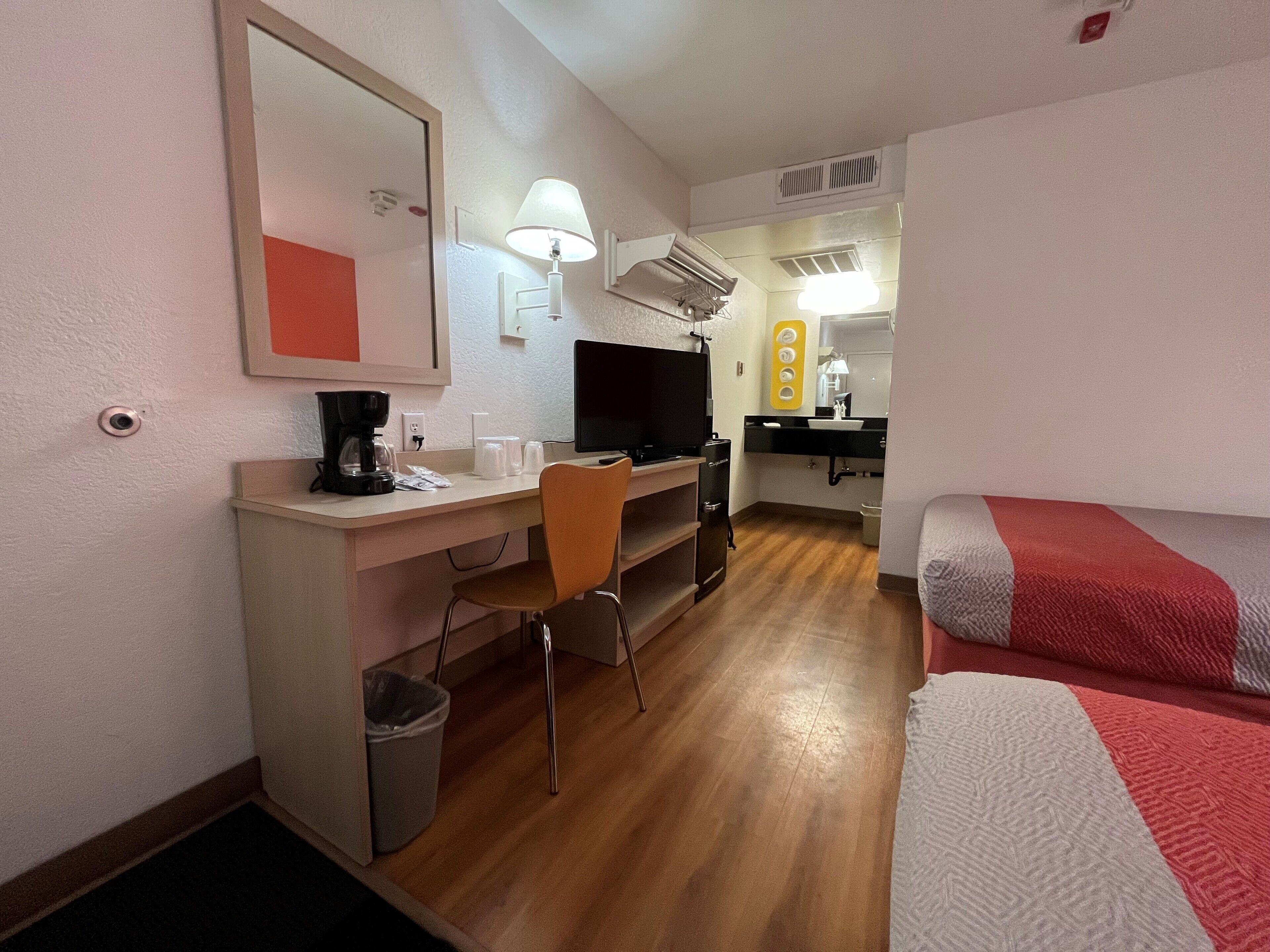 Schreibtisch, laptopgeeigneter Arbeitsplatz, kostenloses WLAN