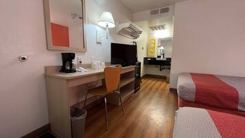 Schreibtisch, laptopgeeigneter Arbeitsplatz, kostenloses WLAN