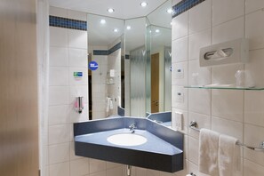 Shower, hair dryer, towels - Holiday Inn Express Portsmouth - Gunwharf Quays by IHG (Portsmouth)
