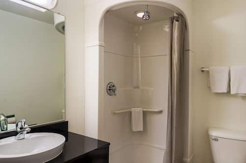 Shower, towels