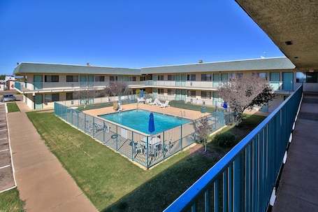 Pool. Motel 6 Douglas, AZ
