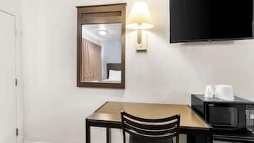 Escriptori, habitacions insonoritzades i planxa i posts de planxar